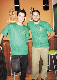 Luís Antônio Campos de Figueiredo (Cacau) e Eduardo Gosuen Pera: sócios na Hamburgueria Duzé (maior sucesso e que vem aí com novidades...)
